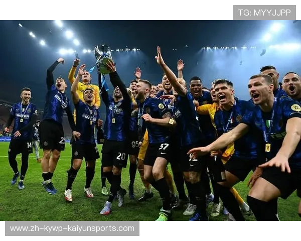 意甲各大俱乐部2025赛季官方集体照照片展示